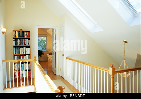 Flur mit Treppe und skyllight Stockfoto