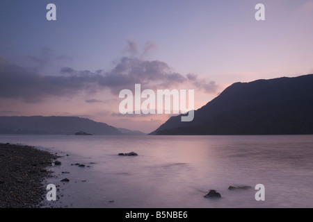 Morgendämmerung auf Ullswater; Blick nach Norden Richtung Silver Point.  Norfolk-Insel und Aira Point sind auch in der Ansicht. Stockfoto