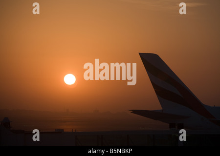 Sonnenaufgang am Dubai International Airport Stockfoto