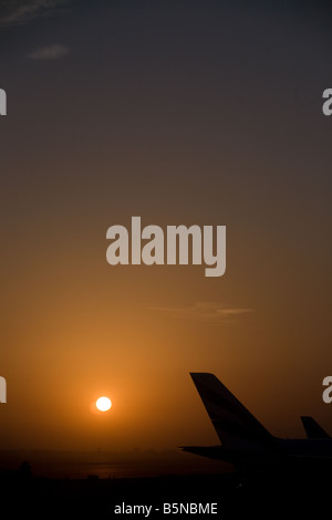 Sonnenaufgang am Dubai International Airport Stockfoto