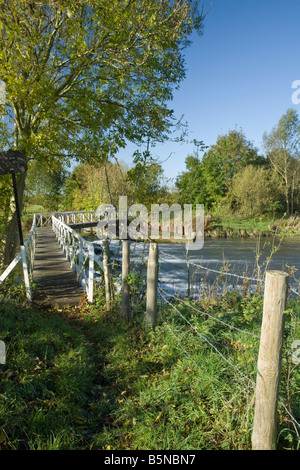 Fußgängerbrücke über Sulhampstead Wehr auf Kennet River in der Nähe von Reading Berkshire Uk Stockfoto