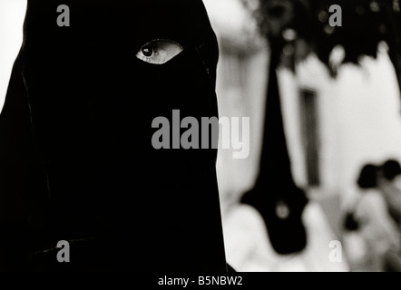 Vermummte Mitglieder der Bruderschaft während der Prozessionen der Semana Santa in Sevilla. Spanien Stockfoto