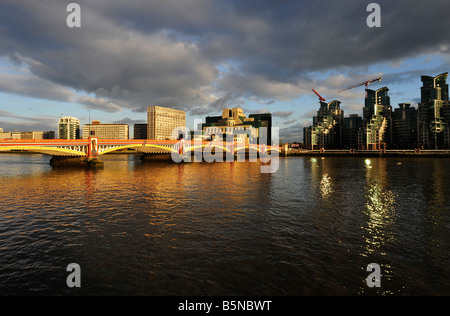 Vauxhall Bridge, MI6 Building, St.Georges Kai, Themse, London, UK. Bild von Patrick Steel patricksteel Stockfoto