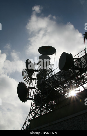 Antennen Empfänger Mast mit vielen Gerichten im freien Stockfoto