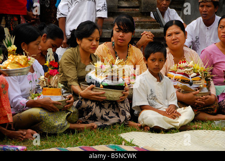 Balinesen besuchen die Feuerbestattung Zeremonie, Bali, Indonesien. Stockfoto