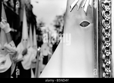 Vermummte Mitglieder der Bruderschaft während der Prozessionen der Semana Santa in Sevilla. Spanien Stockfoto