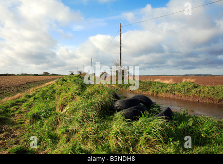 Alte Reifen geworfen von einer Landstraße im ländlichen Nordosten Norfolk, Großbritannien. Stockfoto