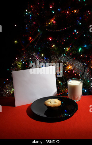 Brief an Heiligabend mit Mince Pie und ein Glas Milch vor Weihnachten Baum ausgelassen Stockfoto