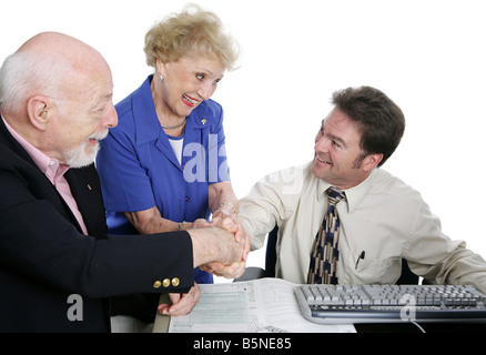 Ein älteres paar Händeschütteln mit ihren Buchhalter isoliert auf weiß Stockfoto
