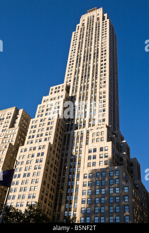 Das Empire State Building mit Sternen und Streifen fliegen im Wind, Fifth Avenue, Manhattan, New York City, USA Stockfoto