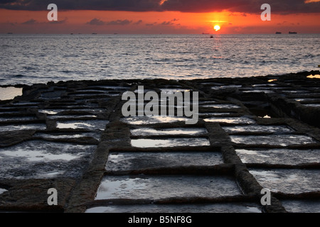 Sonnenaufgang über die Salinen von Marsaskala in Malta. Stockfoto