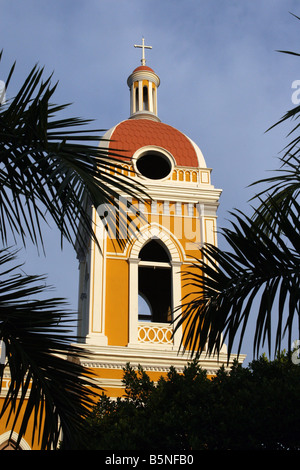 Granada, Nicaragua. Einer der Türme der Kathedrale von Granada befindet sich in Nicaragua ist sichtbar durch nahe gelegenen Palmen. Stockfoto