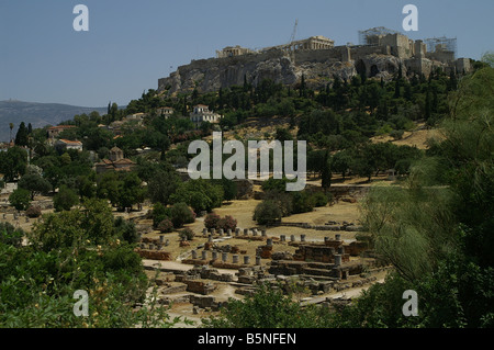 Die Akropolis und das Parthenon überragen der antiken Agora in Athen, Griechenland Stockfoto