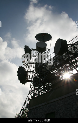 Antennen Empfänger Mast mit vielen Gerichten im freien Stockfoto