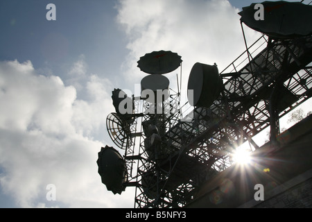 Antennen Empfänger Mast mit vielen Gerichten im freien Stockfoto