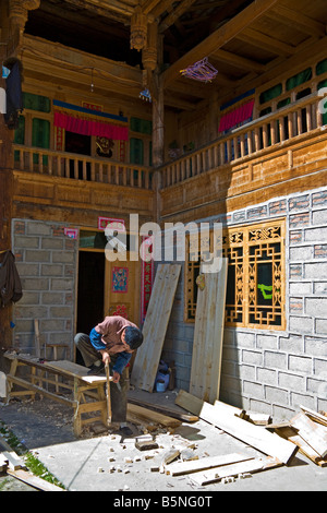 Tischler bei der Arbeit im Haus im Mounigou-Tal in der Nähe von Songpan in Sichuan Provinz China JMH3471 Stockfoto