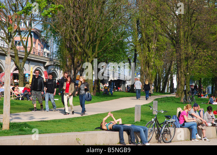 Der Monbijoupark in Berlin an einem Sommertag. Stockfoto