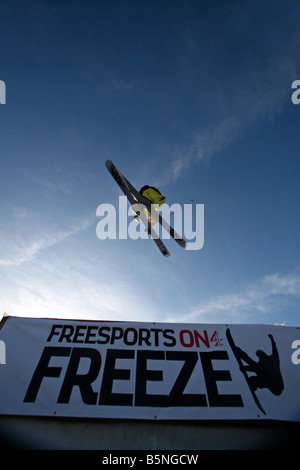 Skifahrer auf der Piste in London Freeze Festival durch die Luft springen Stockfoto