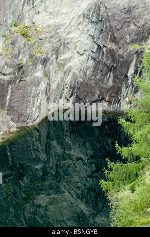 Hodge ist ein Schiefer-Steinbruch in der Southern Lakes; Diese tiefen Pool war ungestört von Wind. Stockfoto