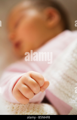 Einen Monat alt Baby Mädchen schlafen im Kinderbett Stockfoto