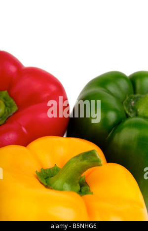 Drei rote Paprika gelb und grün auf weißem Hintergrund Stockfoto