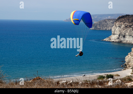 einzelne Gleitschirm mit der dramatischen Landschaft der Küste Kourion Zypern mediterran Stockfoto