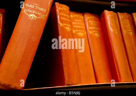 Einer alten Ausgabe der klassischen Romane mit besonderem Schwerpunkt auf den Titel eines in der Front - harte Zeiten von Dickens. Stockfoto