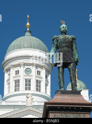 Statue Zar Alexander 11 und Kuppel Helsinki Kathedrale Senat Square Helsinki Finnland Stockfoto