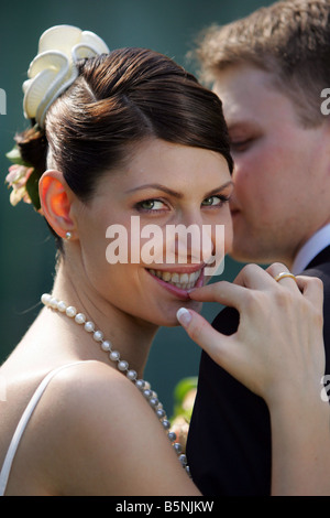 Nahaufnahme eines lächelnden Braut am Tag der Hochzeit stützte sich auf die Schulter des neuen Ehemann Stockfoto