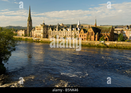 Perth liegt neben dem Fluss Tay Stockfoto