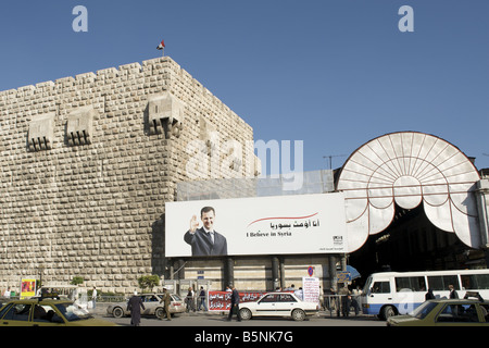 Plakat von Präsident Baschar al-Assad am Eingang zu Souk al-Hamidiyya, Damaskus, Syrien. Stockfoto