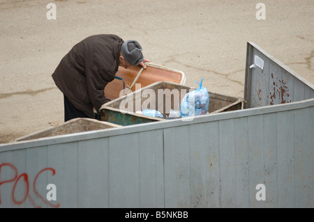 Älterer Mann Kommissionierung durch Müll, Ukraine Stockfoto