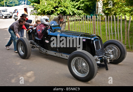 1935 ERA D-Typ R4D britische Rennfahrer ist Push begann im Fahrerlager beim Goodwood Festival of Speed, Sussex, UK. Stockfoto