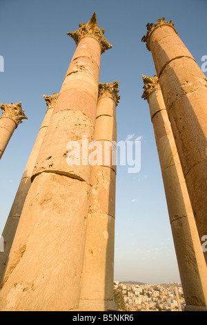 STEINSÄULEN IM KORINTHISCHEN STIL RÖMISCHER TEMPEL DER ARTEMIS RUINEN JERASH JORDAN Stockfoto