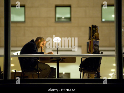 Mann am Schalter im Inneren modern Malmö erbaut in Gotland Schweden 2008 Studium Stockfoto