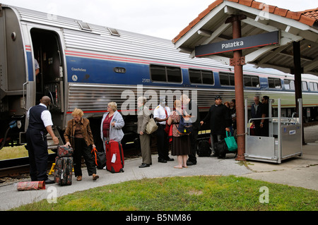 Amtrak Railroad Dirigenten unterstützen Passagiere aus Zug Amerika USA Stockfoto