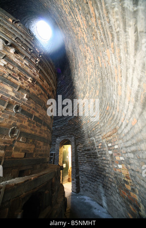 Ein Blick ins Innere einer Flasche Ofen oder Brennofen bei Gladstone Töpfereimuseum, Longton, Stoke-on-Trent, Staffordshire Stockfoto