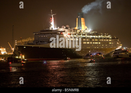 QE2 verlassen Hafen während der abschließenden Zeit, Southampton Stockfoto