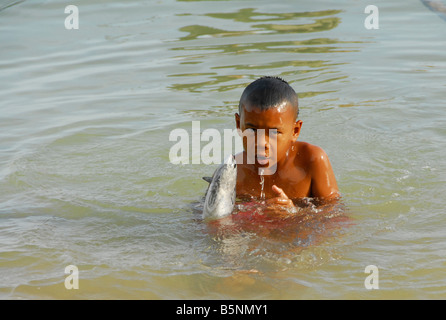 Urak Lawoi jungen haben Spaß mit toten Fischen, Rawai Beach, Phuket, Bangkok. Stockfoto