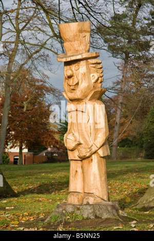 Das Schnitzwerk von einem Baumstumpf von dem verrückten Hutmacher aus Alice im Wunderland. Stockfoto