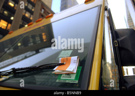 Ein Parkticket auf ein DHL-Lieferwagen in New York Stockfoto