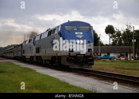 Personenzug Amtrak nähert sich Palatka Railroad Station nördlichen Florida Amerika USA Stockfoto