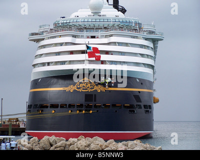 Disney Cruise Lines Kreuzfahrtschiff, die Disney Magic angedockt an ihre Privatinsel auf den Bahamas, Castaway Cay. Stockfoto