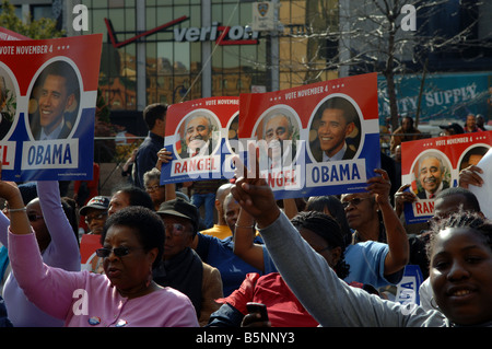 Hunderte von Anhängern Rallye vor der Harlem State Office Building in New York für Barack Obama Stockfoto