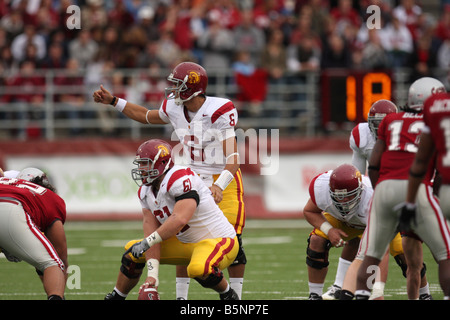 USC-Quarterback, Mark Sanchez, leitet sein Vergehen in, um während die Trojaner Pac-10-Fußball-Spiel mit US-Bundesstaat Washington zu positionieren. Stockfoto