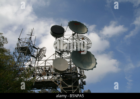 Antennen Empfänger Mast mit vielen Gerichten im freien Stockfoto