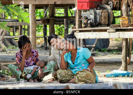 sitzende Moken Frauen (Seezigeuner) reden, Mu Ko Surin Nationalpark, thailand Stockfoto