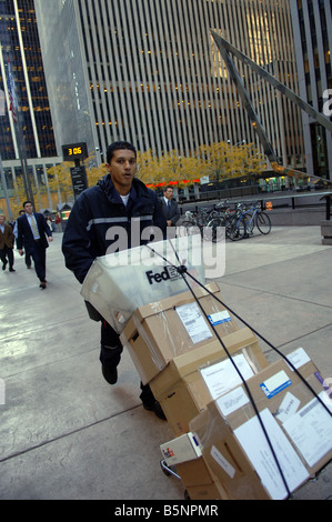 FedEx Kurier trägt Pakete in New York Stockfoto