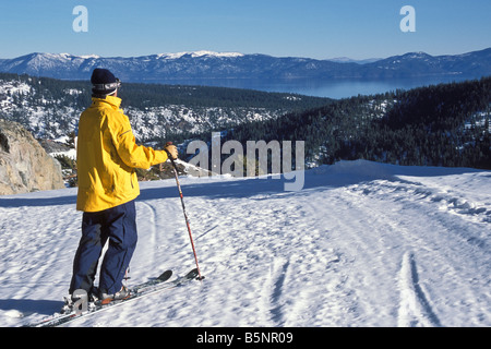 Skifahrer bewundert einen Blick auf Lake Tahoe von oben auf die KT 22 Aufzug, Squaw Valley USA, Olympic Valley, Kalifornien. Stockfoto