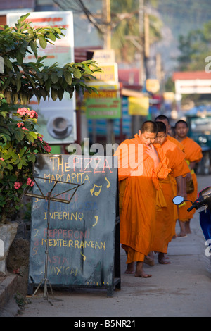 Novizen, die Almosen an der Hauptstraße in Vang Vieng Laos Stockfoto